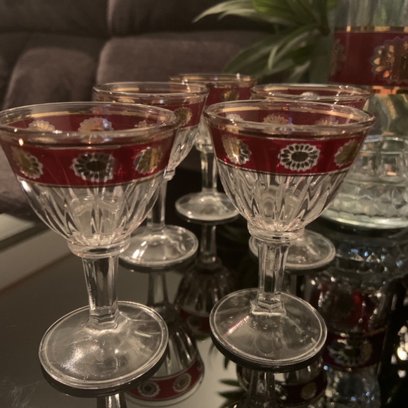 Burgundy & Gold Decanter with 10 Stemmed Glasses / gold & floral pattern - Picture 3 of 3